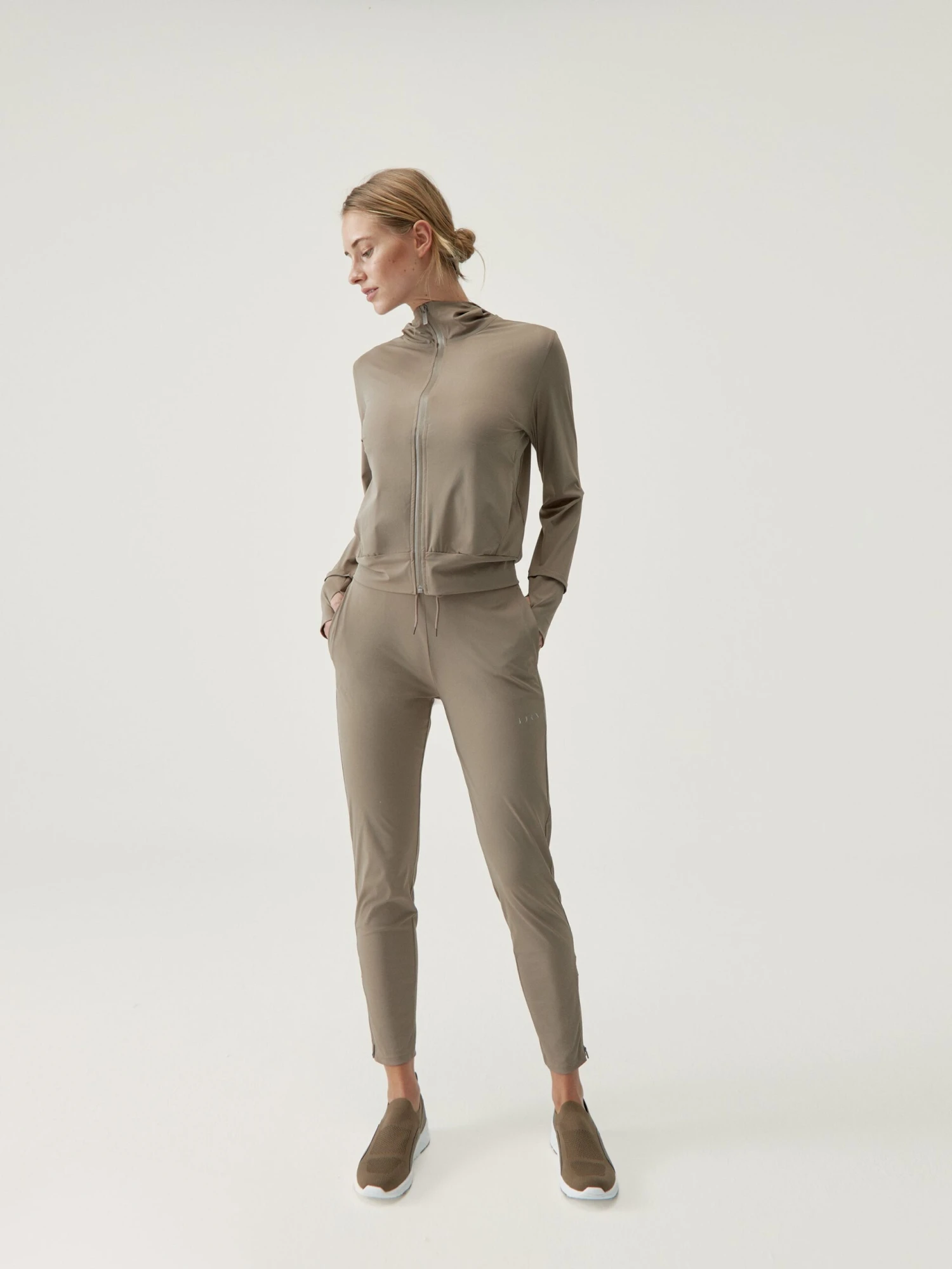 Born Living Yoga Jacket Airla Fossil - Imagen 4