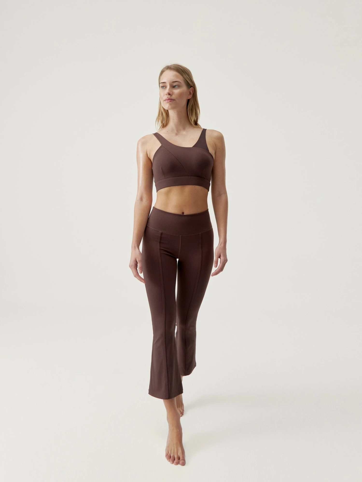 Born Living Yoga Legging Jin Flare Cacao - Imagen 4