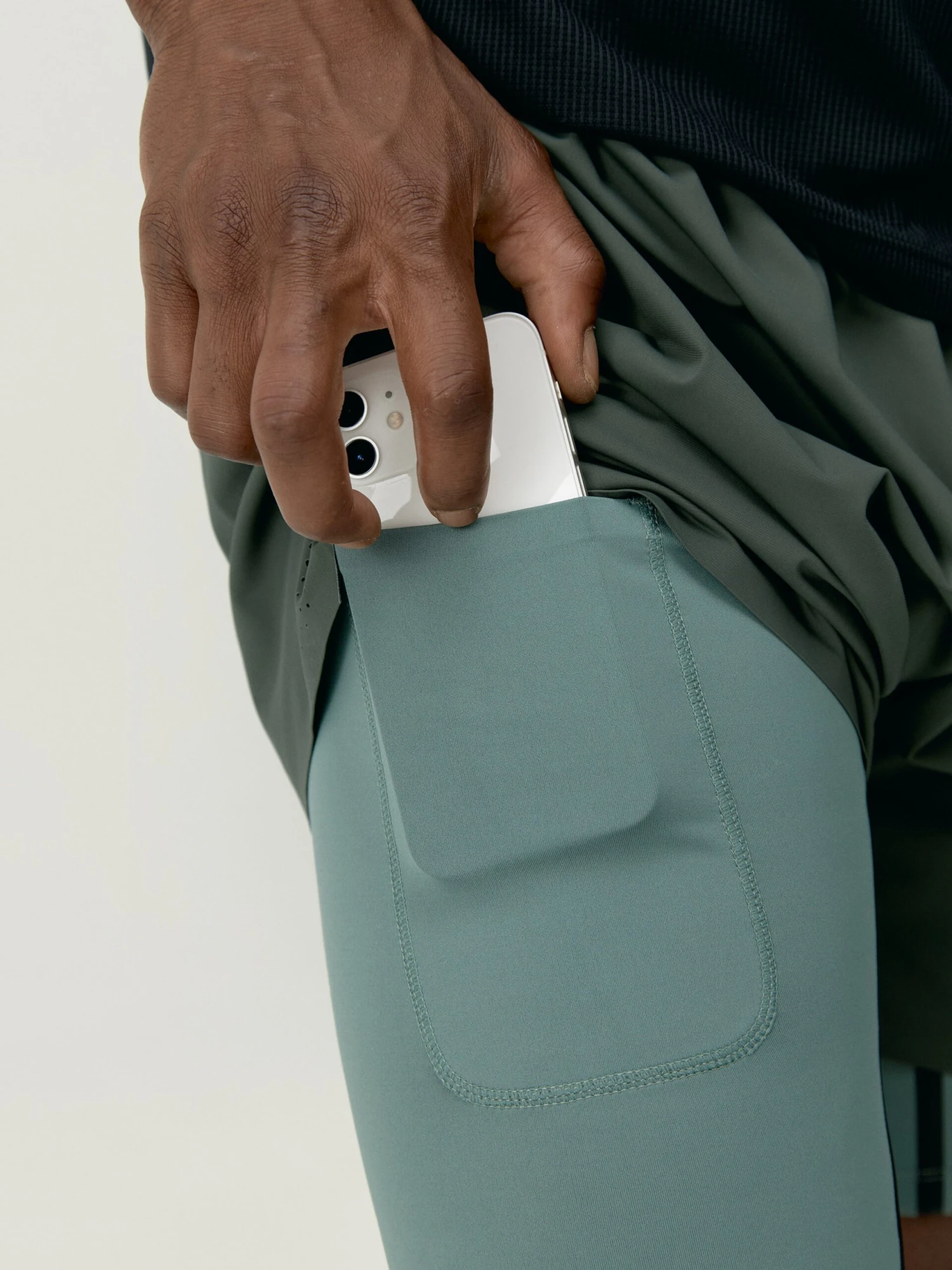 Born Living Yoga Short Kuban Deep Kaki/Oregano - Imagen 4