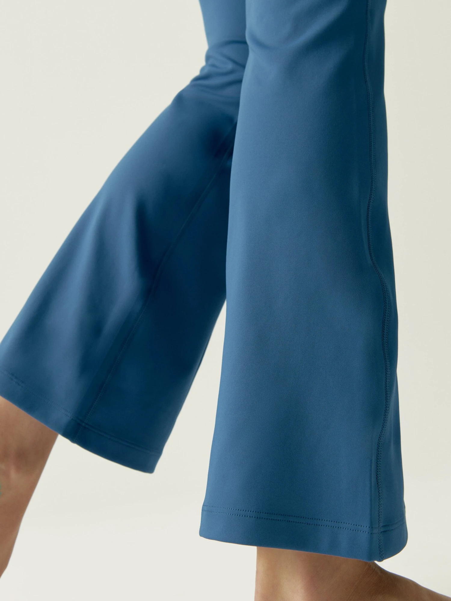 Born Living Yoga Legging Larisa Blue Neptune - Imagen 5