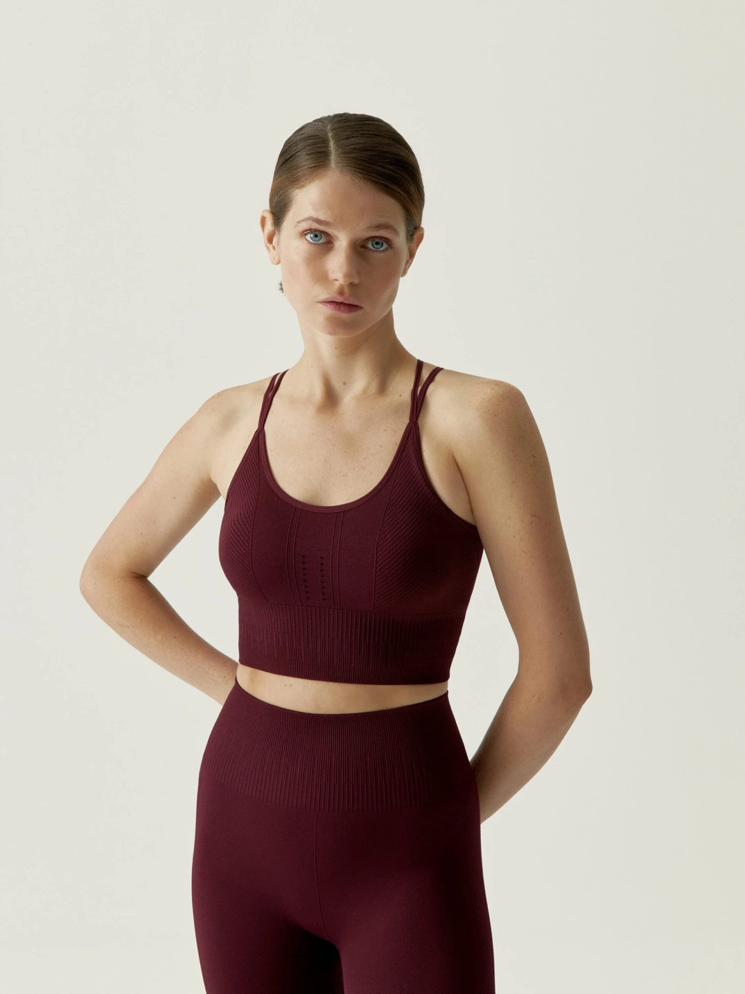 Born Living Yoga Top Nadia Burgundy Cilene - Imagen 2